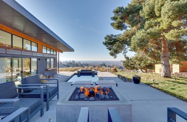 Luxe, Modern Studio w/ Sweeping City Views!