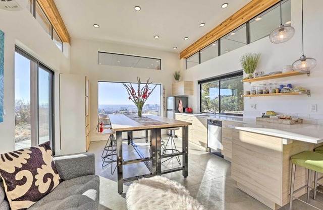 Luxe, Modern Studio with Sweeping City Views!