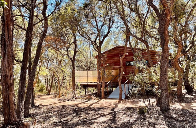 Luxe Modern Treehouse w Heated Pool & Firepit