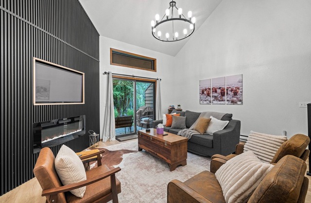 Luxe Mountain- beautiful remodeled condo with community pool