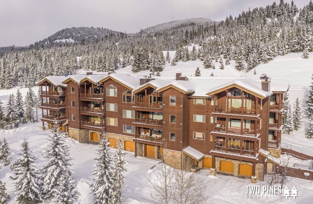Luxe Mountain Condo! Private Deck with Grill and Stunning Views!