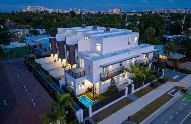 Luxe NEW Modern Home Heated Pool