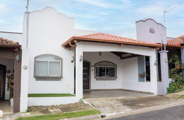 Luxe Oasis w/ Pool/2br/parking & Sports Courts