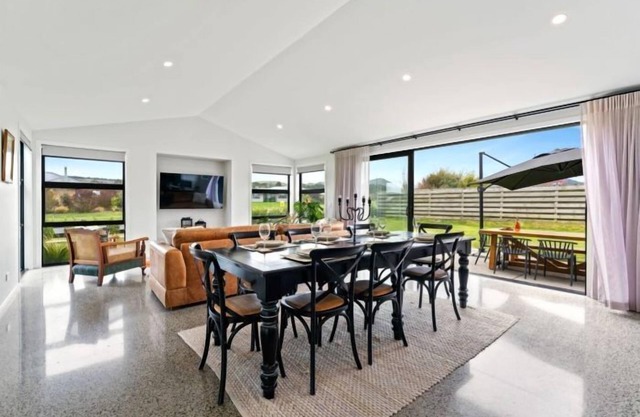 Luxe on Larches Lane - Kinloch