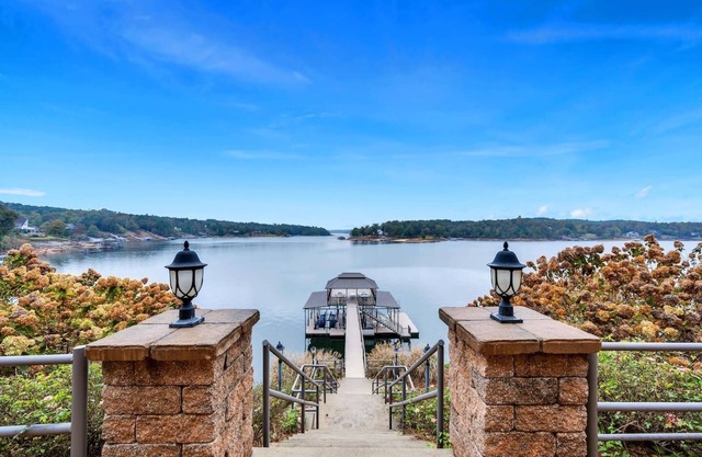 Luxe Private Lakefront Getaway on Smith Lake!