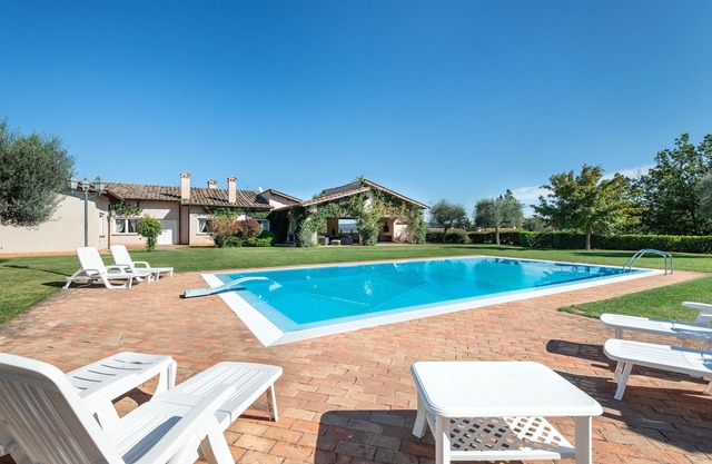5-Sterne-Villa mit Swimmingpool, Tennisplatz und Fußballplatz