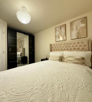 Luxe Rooms in High-End Duplex Near Trentham Garden