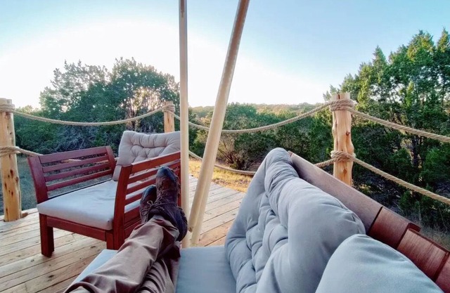NEW Luxe safari vibe + river & exotic wildlife
