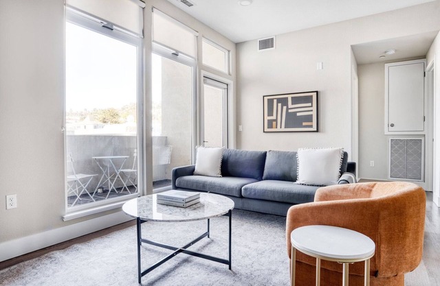 Luxe San Carlos 2BR w/ Gym, Pool & BBQ, walk to Caltrain, by Blueground