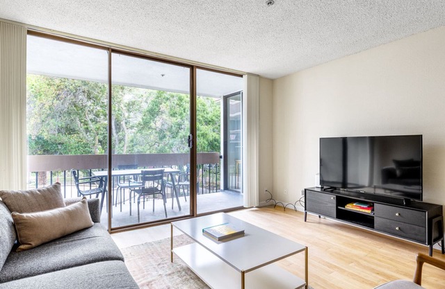 Luxe San Mateo 1BR w/ W/D, Pool, near stores and Caltrain, by Blueground