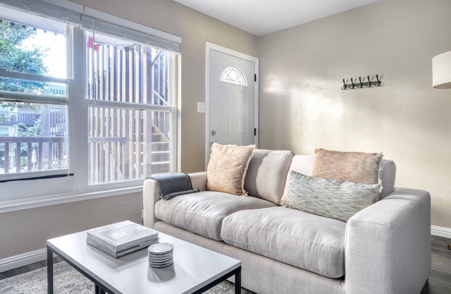 Luxe San Mateo Studio w/ Pool & W/D, nr 20+ restaurants, by Blueground