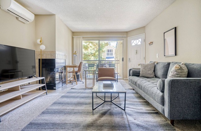 Luxe Santa Clara 2BR w/ W/D, Gym, Pool, shuttle to Apple, by Blueground