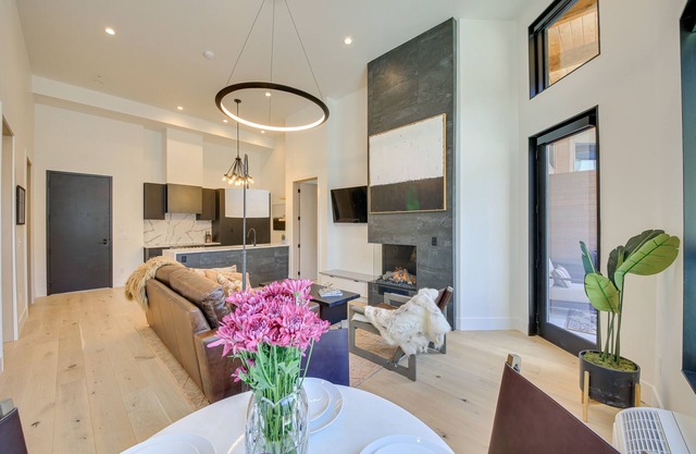 Luxe Schweitzer Condo w/ Hot Tub: Ski-In/Ski-Out!