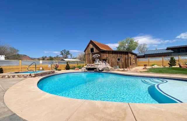 Luxe stay in Kanab with stargazing rooftop deck, pool & hot tub