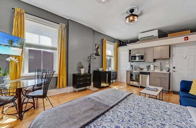 Luxe Studio 2 on Main Street- Luxury Steam Shower, Kitchen