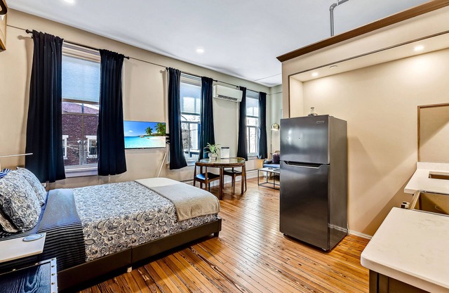 Luxe Studio #3 on Main Street- Amazing Steam Shower! Washer/Dryer, Kitchen