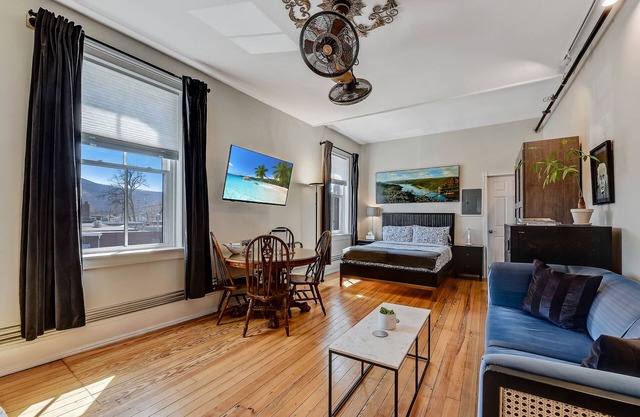 Luxe Studio 4 On Main Street -Luxury Steam Shower, Views! Kitchen, Washer/ Dryer