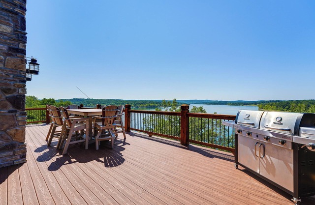 NEU! Startseite w / Decks & Pool Zugang auf Table Rock Lake