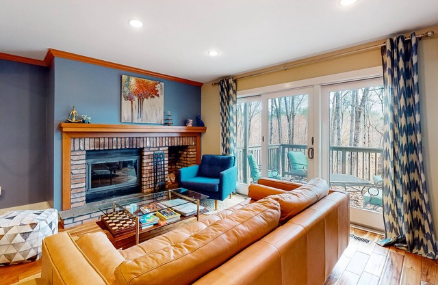 Luxe townhome with private sauna - mountain views, fireplace & washer/dryer