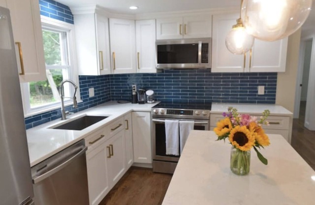 Luxe, very private retreat with a large yard & fire pit