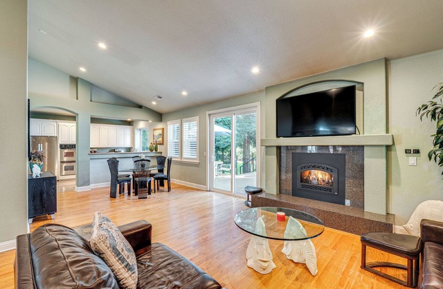 Luxe Vineyard Villa w/ Views & Fire Pit in Loomis!