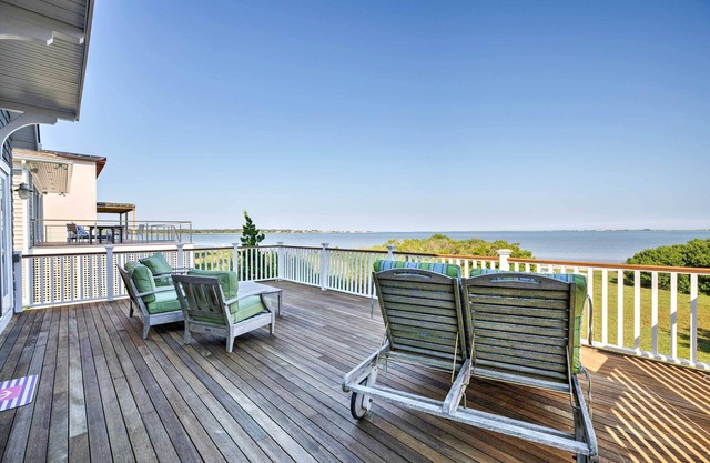 Luxe East Quogue Waterfront Home mit Sandstrand!