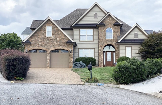 Luxe West Knoxville Home- Easy access to Downtown, UT, Airport and Oak Ridge