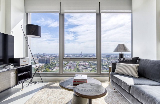 Luxe West Loop Studio w/ Gym, Pool, Coworking, walk to UIC, by Blueground