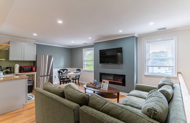 Luxorious 2-Bedroom Near Downtown Stamford with Laundry and Pet Friendly!
