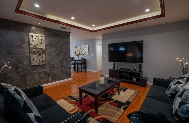 LuxoStays | Charming 4BR w/ large backyard/firepit