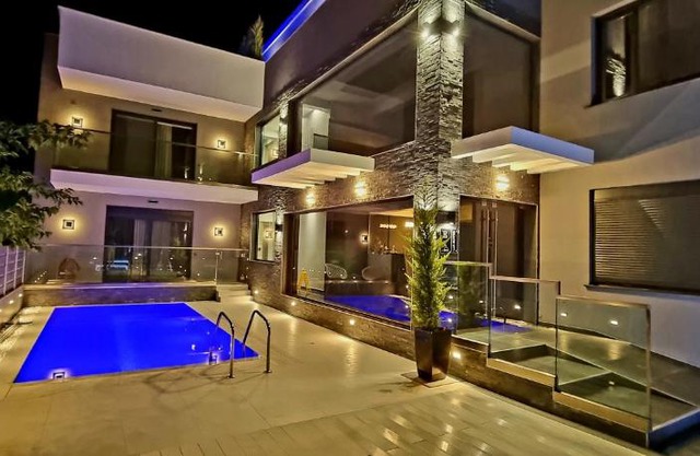LUXSUITES