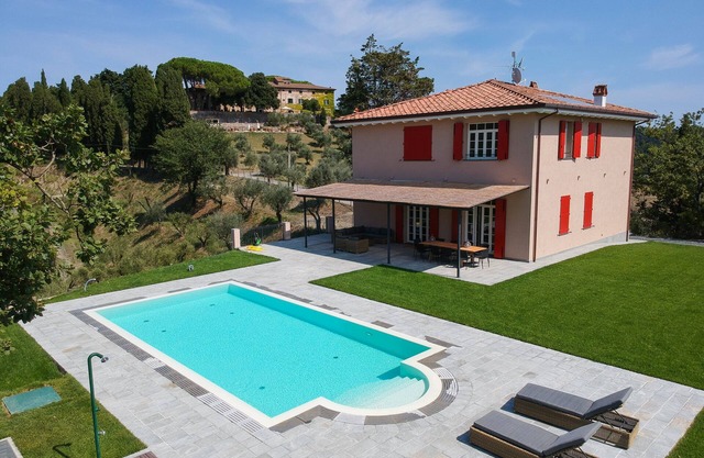 Unabhängige Luxusvilla mit Pool und Veranda, nur 20 Minuten vom Meer entfernt