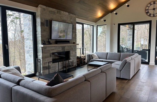 Luxueux ski in /ski out BromontnnLuxurious ski-in /ski- out chalet in Bromont