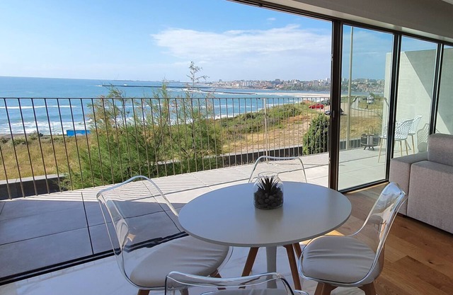 Luxureous & First line apartment with amazing view over ocean, beach and Porto.