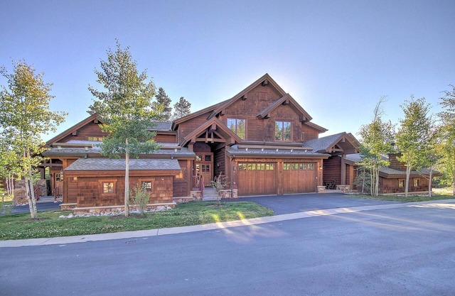 LUXUSHAUS MIT 1.400 M², SKI-IN, WANDERUNG ZUR GONDEL UND HAUPTBAHN ST. BRECKENRIDGE