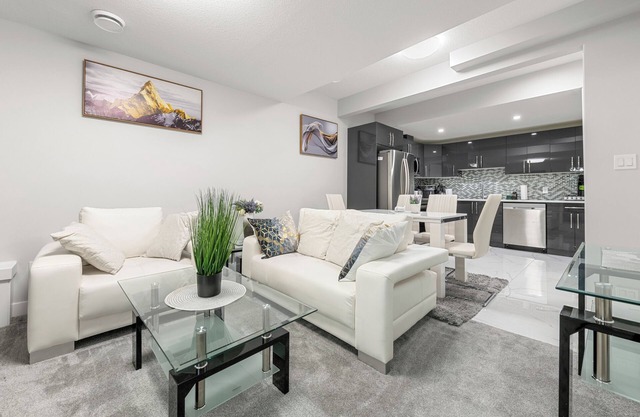 Luxurious 1 bedroom + Den Near Edmonton International Airport