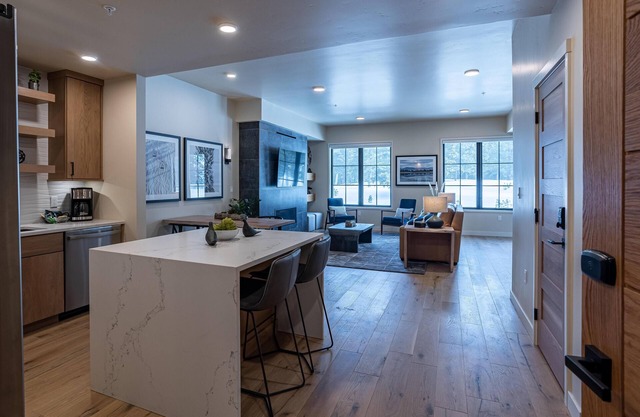 Luxurious 1 BR Condo in The Village |Forested view