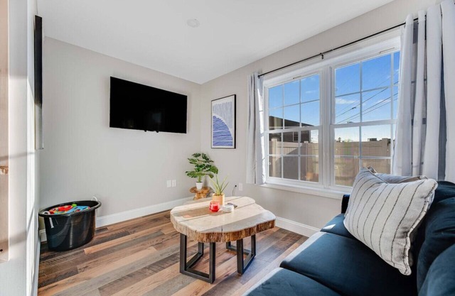 Luxurious 2-BR Condo: King Bed w/ Workstation