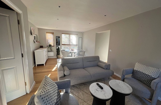 Luxurious 2 bed 2 bath flat w/parking Blackheath