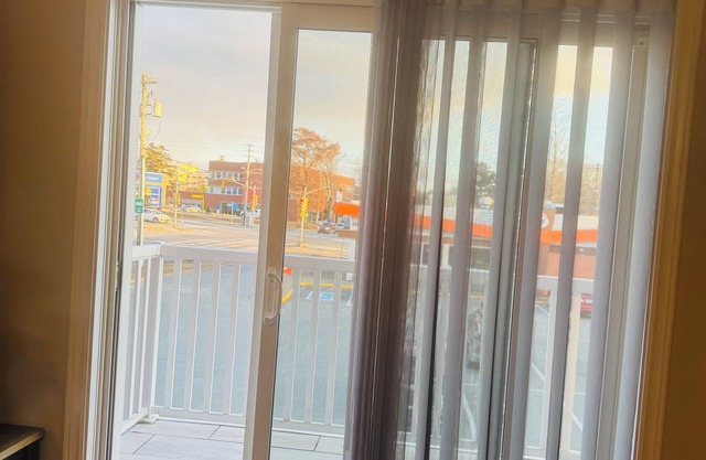 Luxurious 2 Bedroom with King and Queen bed and 1.5 Bathroom sleeps 6.