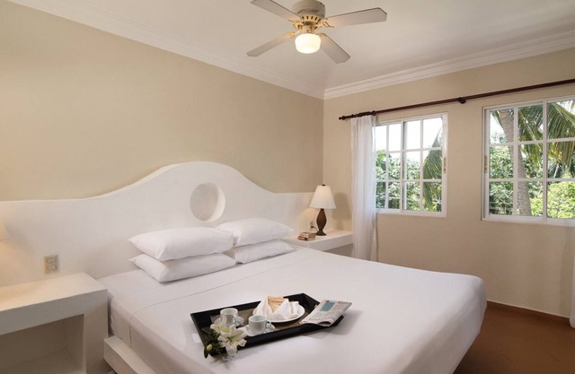 Luxurious 2 Bedroom Resort a few minutes walk to the beach.