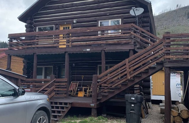 Luxurious 2 Bedroom apt in Cooke City. Upper unit. Fabulous views.
