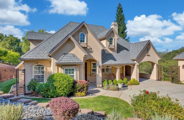 Luxurious 2 bedroom cottage with AC, wifi, hot tub and much more.