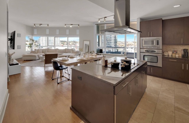 Luxurious 2BR/2BA High-Rise in East Village – Walk to Petco Park & Gaslamp