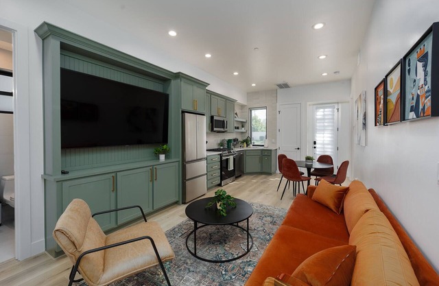 Luxurious 2BR Condo in DT Sac w/ In-Unit Laundry