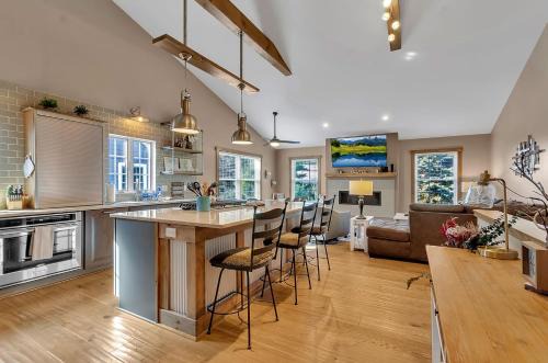 Luxurious 3-Bedroom Townhouse Walk to Village