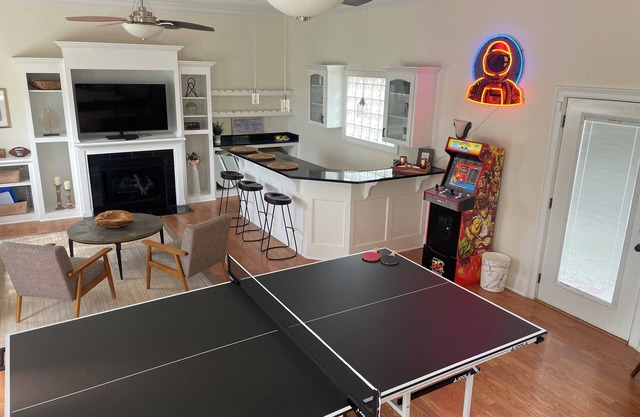 Luxurious 3 BR/2 BA w/ Patio Deck, Wet Bar, Ping-Pong, Arcade, & King Bed