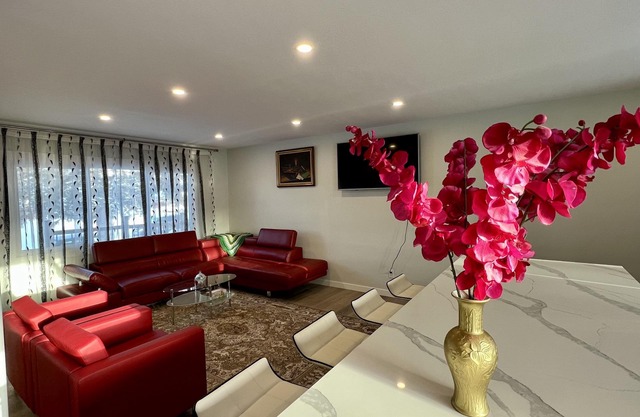 LUXURIOUS 3 BR Home in CENTRAL Calgary b/W AIRPORT & Downtown