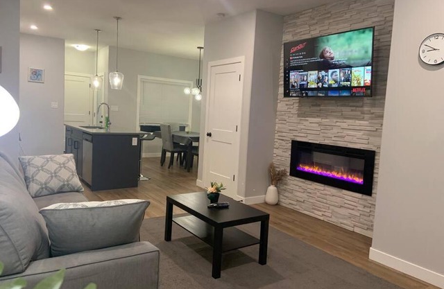 Luxurious 3 BR Villa with free parking - King Bed