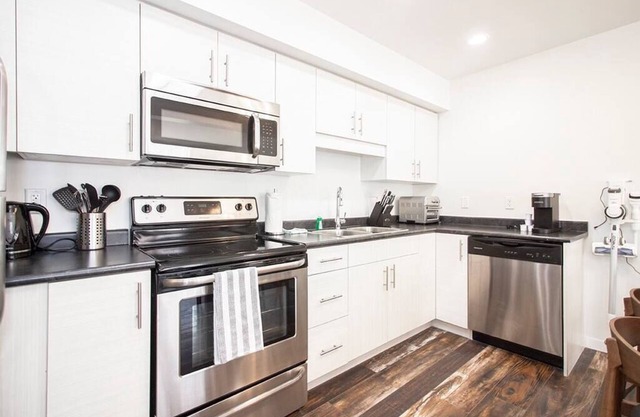 Luxurious 3 bedroom townhouse Free parking and Wifi